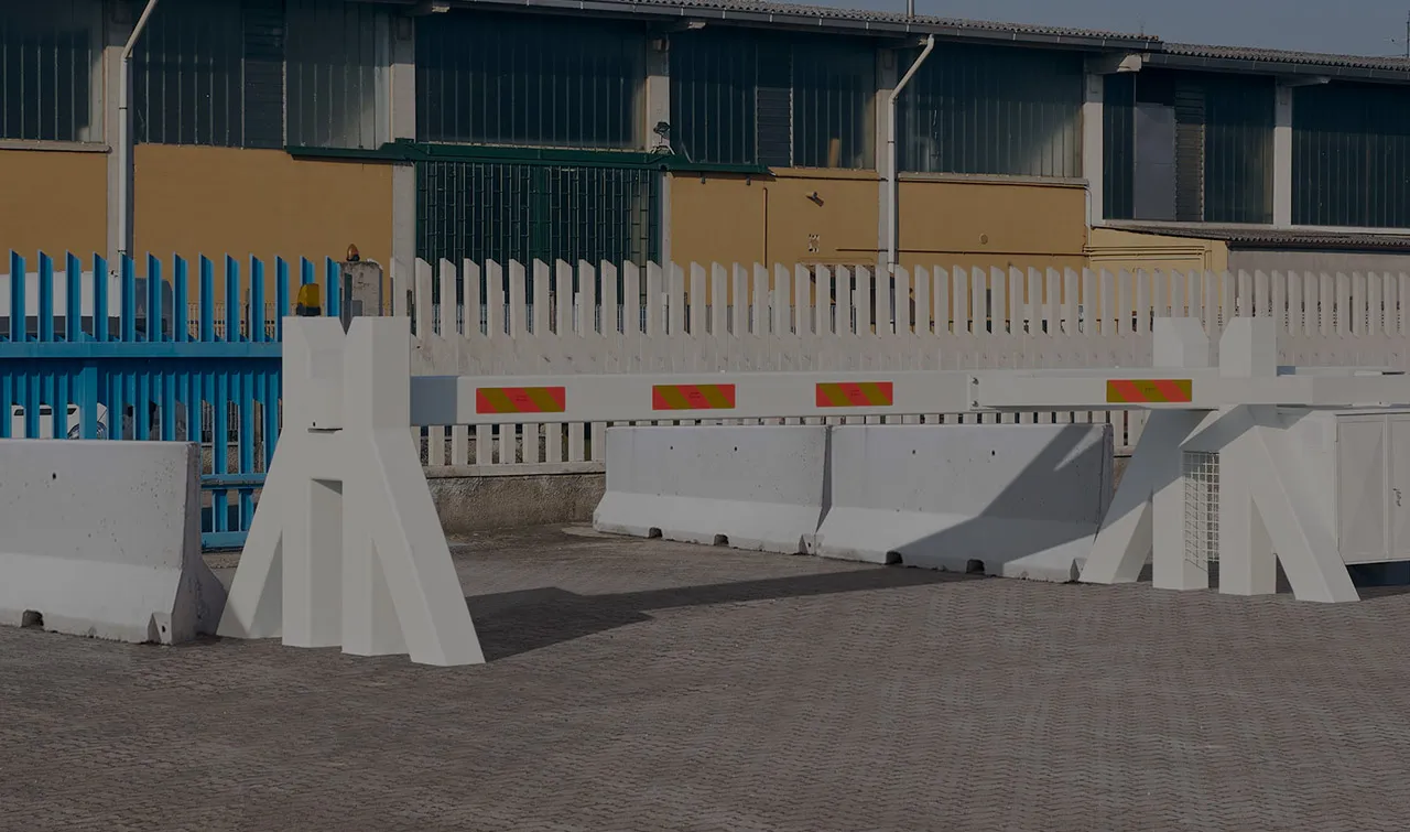 Custom-made impact-resistant arm barriers made in steel designed to prevent the intrusion of unauthorized vehicles